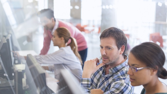 Megkezdték a munkát Schneider Electric-nél az első diákok