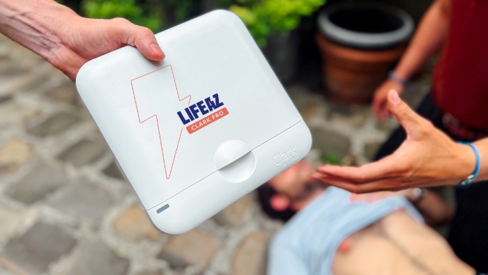 Már mind a 198 Tesco áruházban elérhető automata defibrillátor
