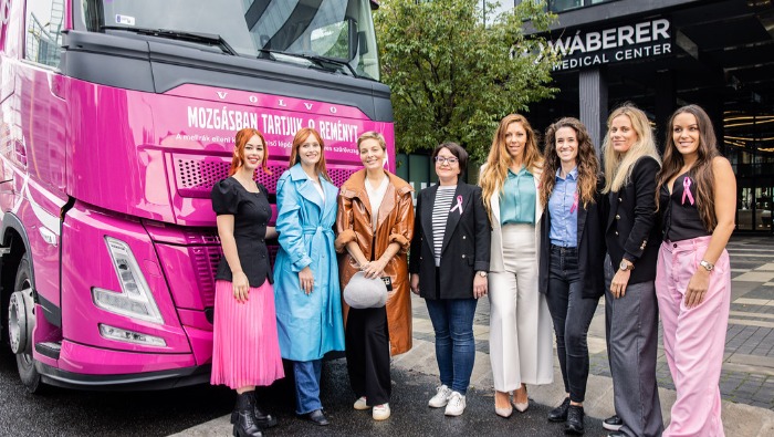 Elindult a magyar utakon a rózsaszín kamion