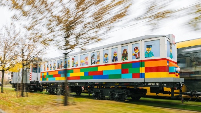 Életnagyságú LEGO villamos Budapest utcáin