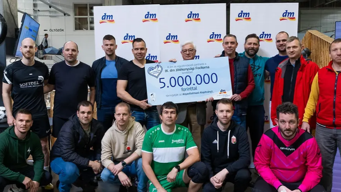 A dm IX. alkalommal rendezte meg Jótékonysági Focitornáját