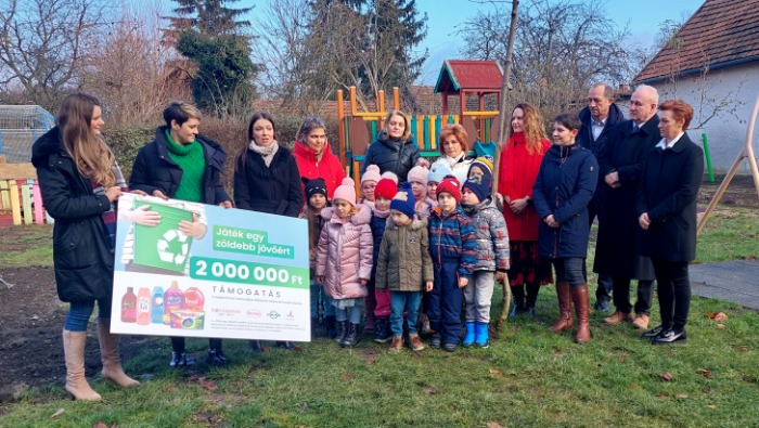 1,1 tonna összegyűjtött műanyag flakon és díjeső