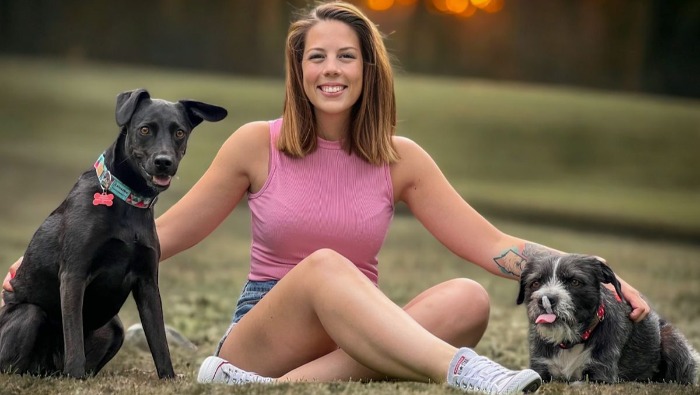 Néhány éve még varrni sem tudott, most saját kutyás szettje van