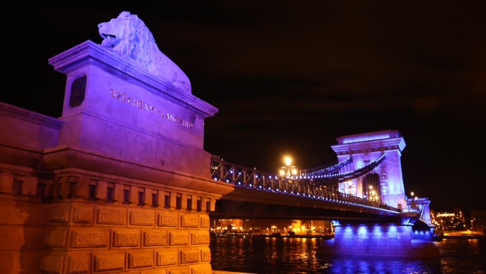 Kékbe öltöztek Budapest jellegzetes helyszínei