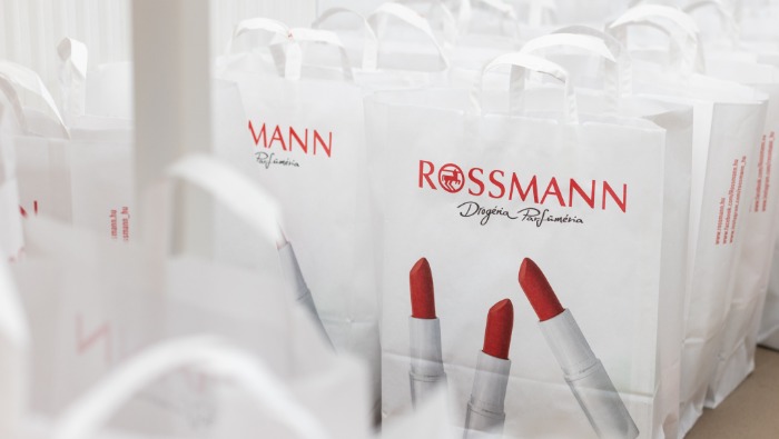 Termékekkel segítette az árvízi védekezést a Rossmann