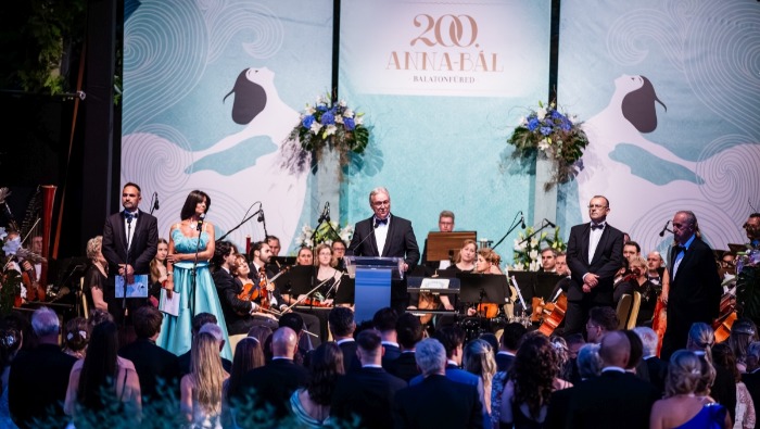 Bicentenáriumi Anna-bál a BMW-vel