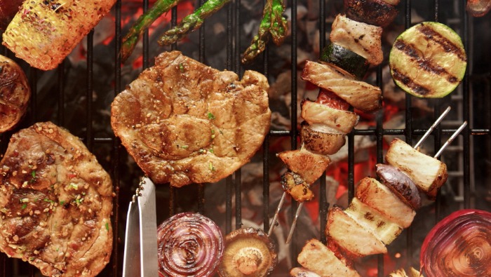 Tarja, vizes törölköző, trükkök – így grillez a magyar!