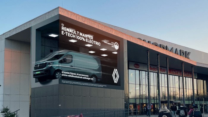 A Renault Master leugrik a Shopmark faláról