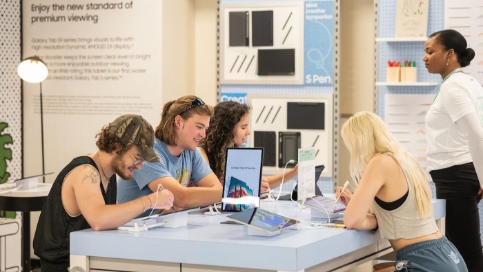 Magyarországon is elérhetőek a Samsung új hajlítható okostelefonjai