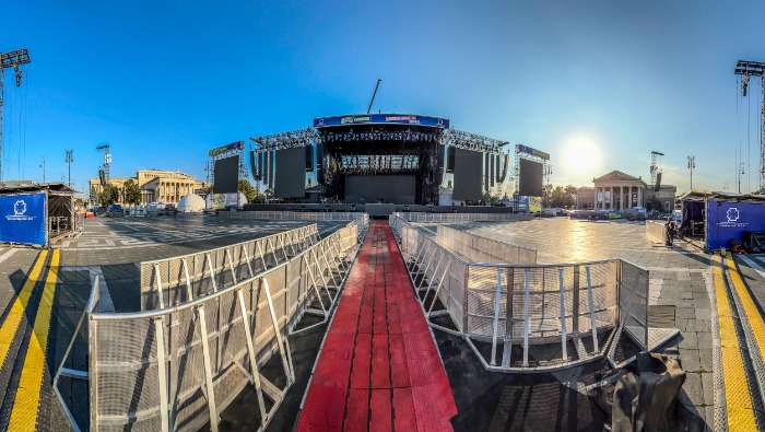 Látványos színpad a Hősök terén