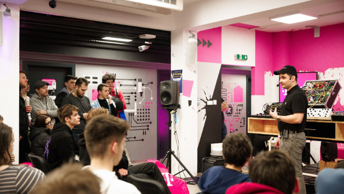 Debreceni alkotótérrel támogatja a Telekom a fiatalokat