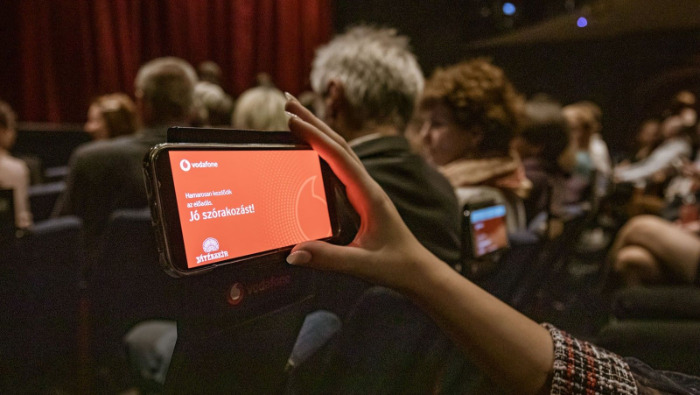 Hallássérültek számára teszi akadálymentessé a színházba járást a Vodafone