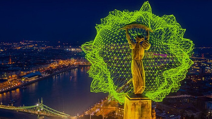 Valami történik a Szabadság-szoborral – Figyeld az eget!