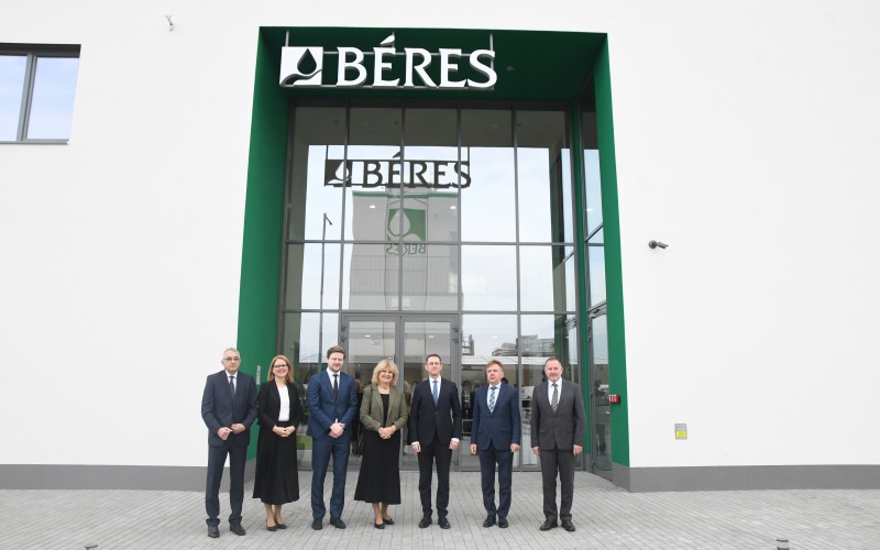 Béres avató_2023_11_10_Szolnok_épület előtt