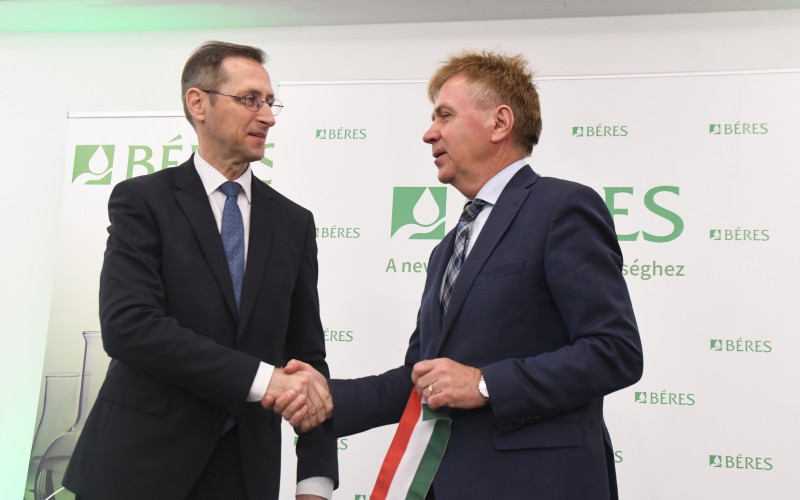 Béres avató_2023_11_10_Szolnok_szalagátvágás